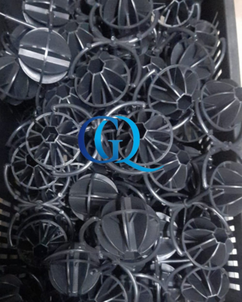 Bio-bolas recién fabricadas en caja de producción