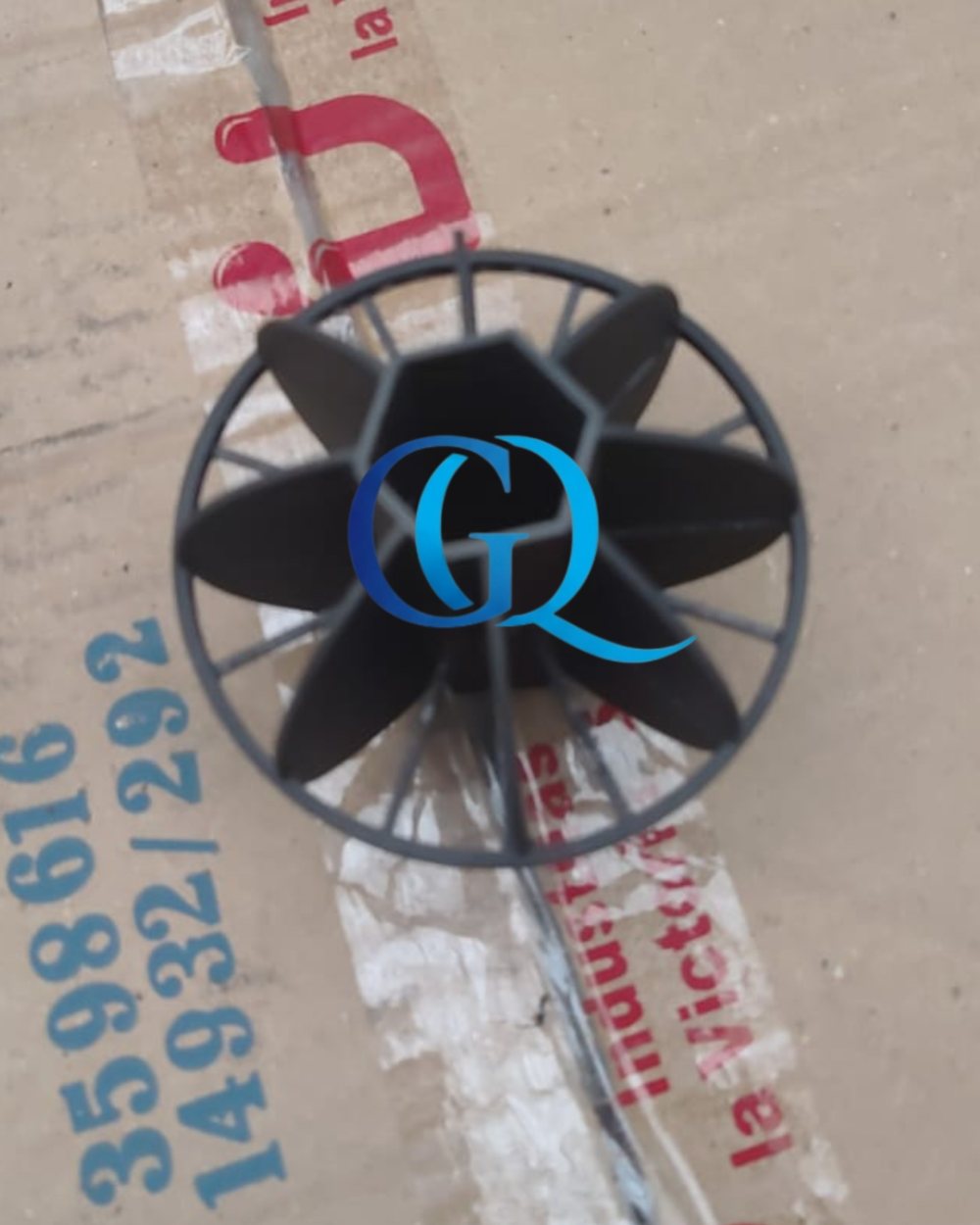 Detalle de una Bio-bola sobre su empaque de fabricación