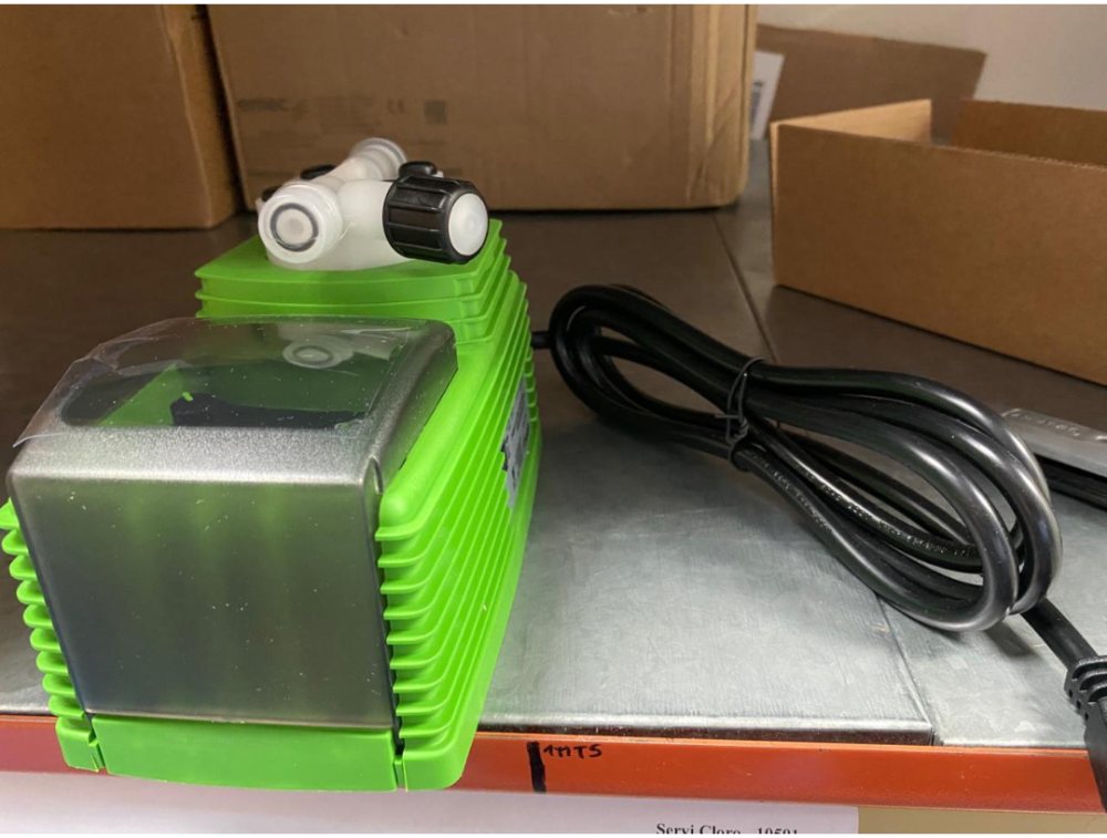 Bomba dosificadora EMEC serie V con cable de conexión eléctrica