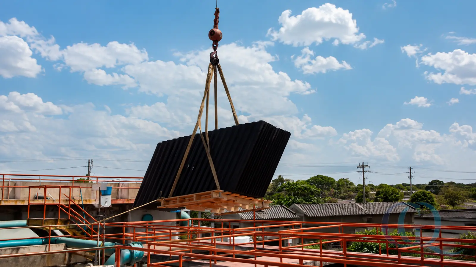 Instalación con grúa de módulos de sedimentación lamelar tipo colmena en una planta de tratamiento de agua en Colombia