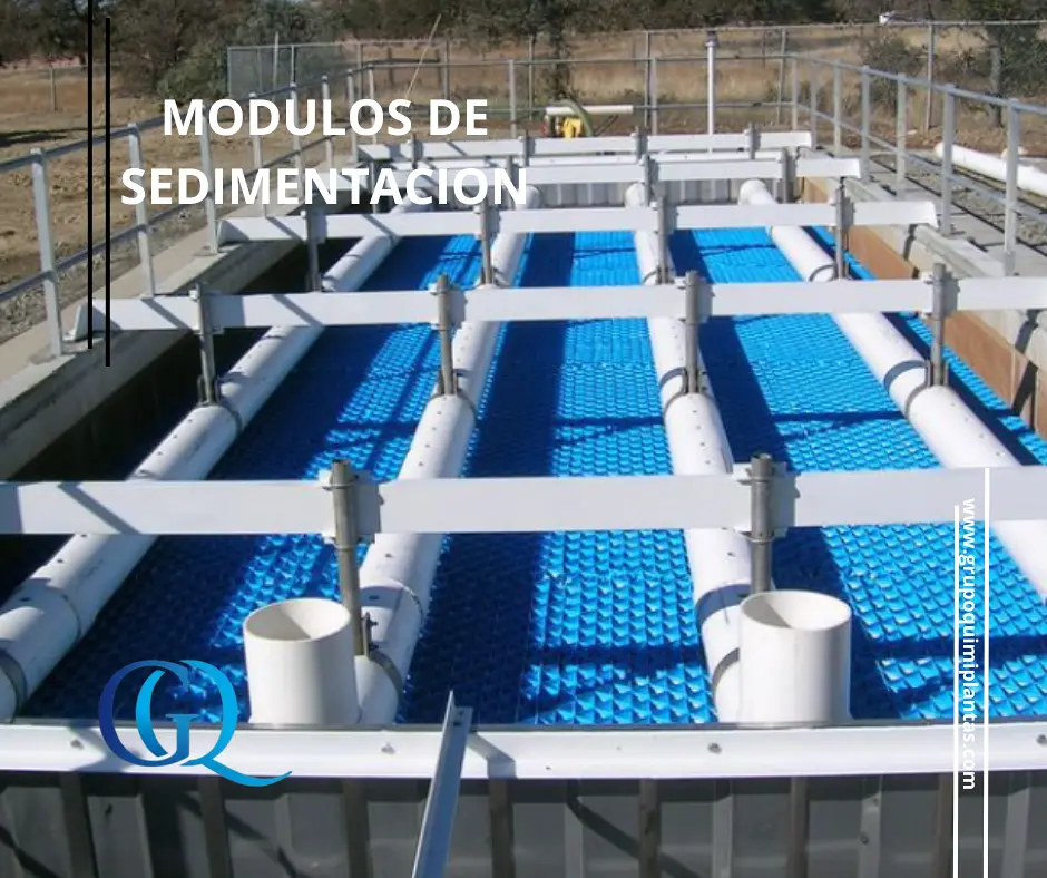 Módulos azules instalados en una planta de tratamiento de agua