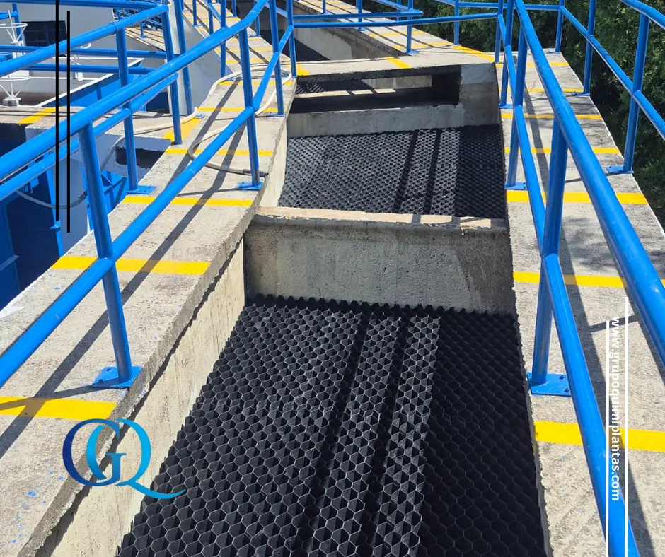 Módulos de sedimentación instalados en un tanque con barandas azules