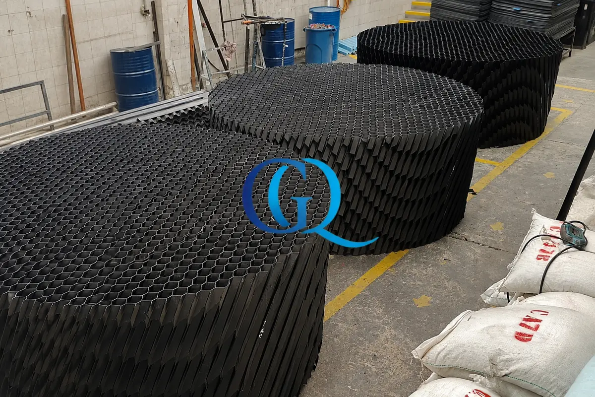 Módulos de sedimentación lamelar instalados en canales de una planta de tratamiento de agua